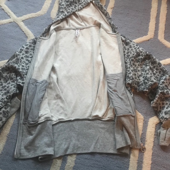 ❌SOLD❌Athleta Printed Balance Hoodie - Picture 9 of 9